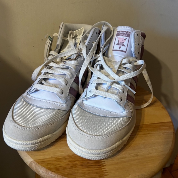 Adidas off white and lilac Top Ten RB casual sneakers from Finish Line NWT - Picture 3 of 12
